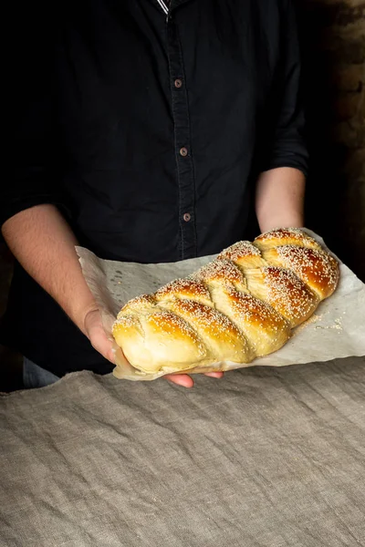 Baker Gazdaság Friss Sült Barhesz Hagyományos Zsidó Kenyér Papír — Stock Fotó