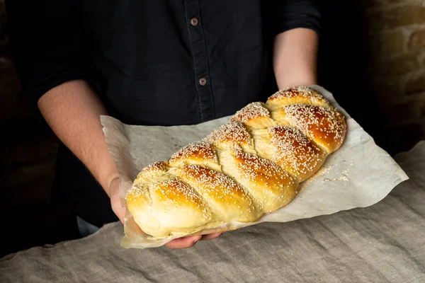 Baker Drží Čerstvé Pečené Chala Tradiční Židovský Chleba Papíře — Stock fotografie