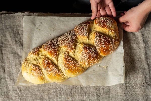 Baker Drží Čerstvé Pečené Chala Tradiční Židovský Chleba Papíře — Stock fotografie