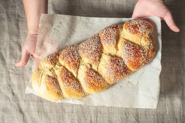 Baker Gospodarstwa Świeże Pieczone Chały Tradycyjnej Żydowskiej Chleb Papierze — Zdjęcie stockowe