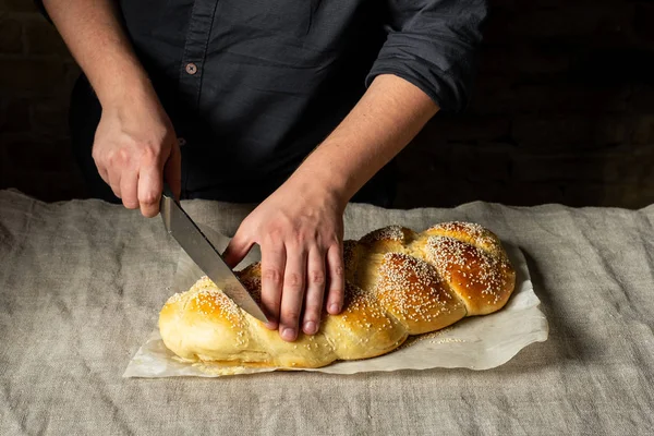 Mužské Baker Řezání Čerstvých Pečených Chala Židovského Chleba — Stock fotografie