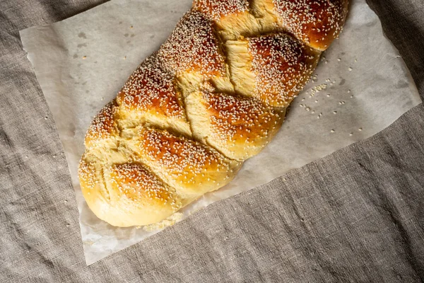 Fresh Baked Challah Jewish Bread Sprinkled Sesame Seeds Linen Cloth — Stock Photo, Image