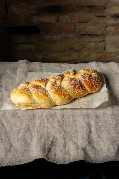 Taze Pişmiş Challah Yahudi Ekmek Keten Kumaş Üzerine Susam Serpilir — Stok fotoğraf