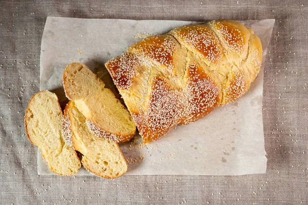 Friss Szeletelt Barhesz Zsidó Kenyér Papír Fölött Vászon Ronggyal — Stock Fotó