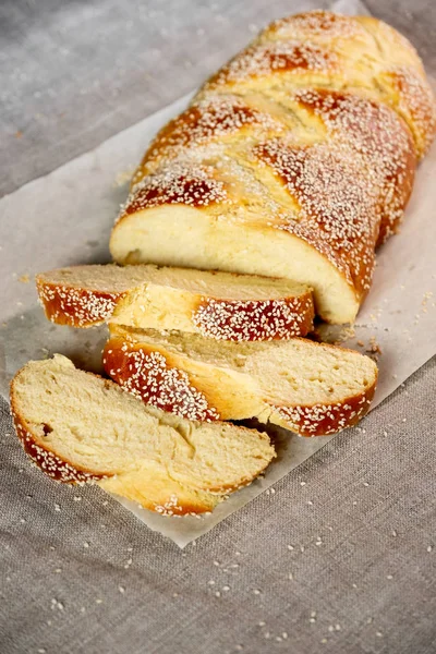新鲜切片 Challah 犹太面包在纸上的亚麻布 — 图库照片