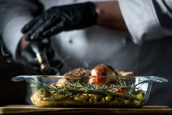 Şef Sebze Güveç Çanağı Biberiye Fırında Bütün Tavuk Kavurma — Stok fotoğraf
