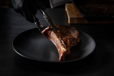 Taze pişmiş dana kaburga plaka üzerinde hizmet veren Şef görünümü Kapat