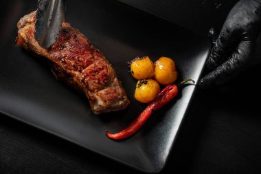 Izgara sığır eti plaka üzerinde hizmet veren adam görünümü Kapat 