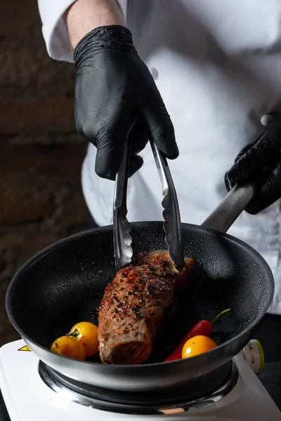 Zamknij Widok Szefa Kuchni Gotowanie Wołowina Warzywami Patelni — Zdjęcie stockowe