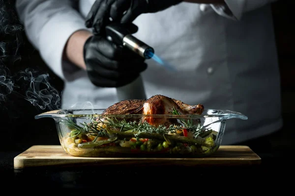 Şef Sebze Güveç Çanağı Biberiye Fırında Bütün Tavuk Kavurma — Stok fotoğraf