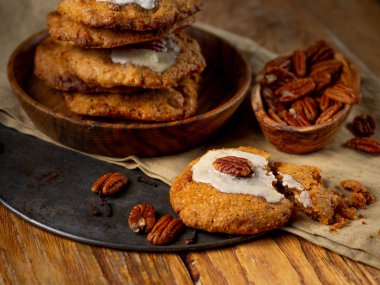 Ev yapımı cevizli kurabiye ile pekan fındık ahşap arka plan üzerinde ahşap kase yığını yığını