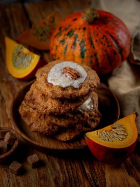 Taze pişmiş kurabiye cevizli fındıklı ahşap plaka üzerinde arka plan üzerinde kabak ile