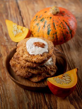 Taze pişmiş kurabiye cevizli fındıklı ahşap plaka üzerinde arka plan üzerinde kabak ile