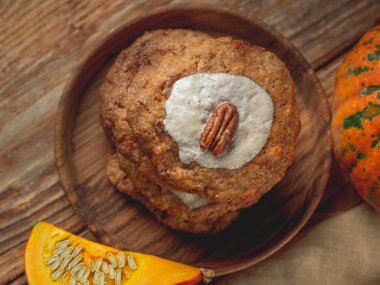 Cevizli fındıklı kurabiye kabak ahşap arka plan üzerinde ile ahşap plaka üzerinde yukarıdan