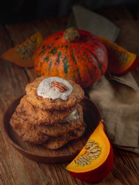 Ahşap arka plan üzerinde kabak ile ahşap plaka üzerinde taze kurabiye cevizli fındıklı görünümü Kapat