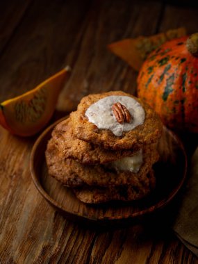 Ahşap arka plan üzerinde kabak ile ahşap plaka üzerinde taze kurabiye cevizli fındıklı görünümü Kapat