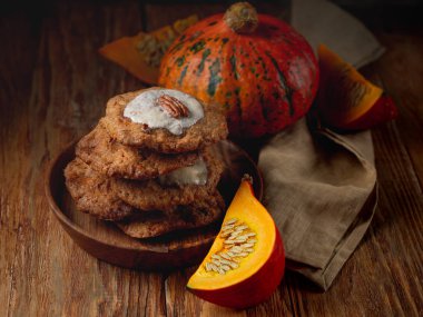 Ahşap arka plan üzerinde kabak ile ahşap plaka üzerinde taze kurabiye cevizli fındıklı görünümü Kapat