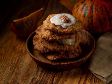 Ahşap arka plan üzerinde kabak ile ahşap plaka üzerinde taze kurabiye cevizli fındıklı görünümü Kapat