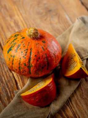 Taze turuncu sonbahar ahşap yüzey üzerinde kahverengi keten havlu üzerinde kabak