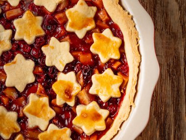 Seramik tabak pişirme yıldız meyve ile taze ev yapımı pasta görünümü Kapat süslenmiş