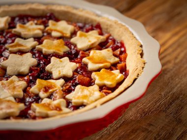 Seramik tabak pişirme yıldız meyve ile taze ev yapımı pasta görünümü Kapat süslenmiş