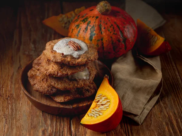 Ahşap arka plan üzerinde kabak ile ahşap plaka üzerinde taze kurabiye cevizli fındıklı görünümü Kapat