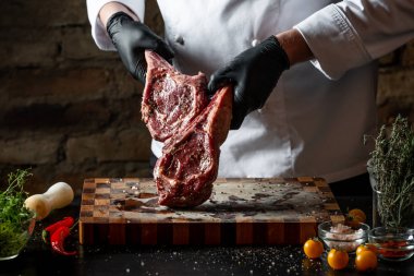 Ahşap tahta üzerinde baharat soslu domuz eti hazırlama Şef görünümü Kapat 