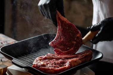 Taze domuz dilimleri baharat grill Pan ile hazırlama Şef