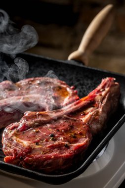 Domuz eti adet ızgara tava pişirme görünümü Kapat