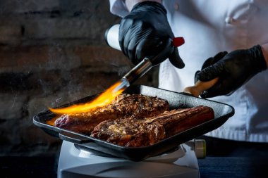 Ateş Şef görünümü Kapat domuz kaburga ile mutfak meme ızgara