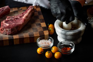 Erkek aşçı taze domuz kaburga tuz, biber ve baharat ahşap tahta üzerinde ile pişirme