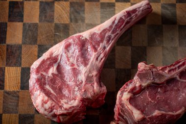 Ahşap tahta üzerinde çiğ domuz eti dilim görünümü Kapat