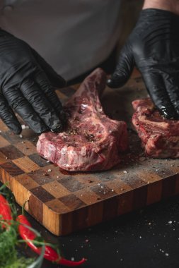 Tuz, biber ve baharat ahşap tahta üzerinde domuz kaburga pişirme adam