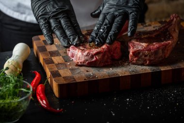 Tuz, biber ve baharat ahşap tahta üzerinde domuz kaburga pişirme adam