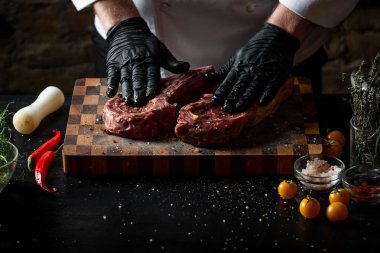 Tuz, biber ve baharat ahşap tahta üzerinde domuz kaburga pişirme adam