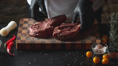 Erkek aşçı taze domuz kaburga tuz, biber ve baharat ahşap tahta üzerinde ile pişirme