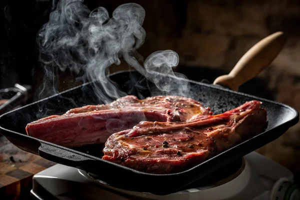 Cerrar Vista Las Piezas Cerdo Cocinando Parrilla — Foto de Stock