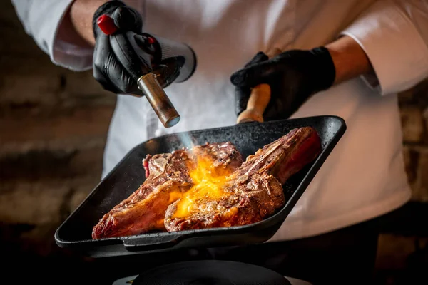 Vue Rapprochée Chef Cuisson Côtes Porc Grillées Avec Brûleur Culinaire — Photo