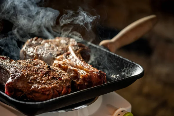 Cerrar Vista Las Piezas Cerdo Cocinando Parrilla — Foto de Stock