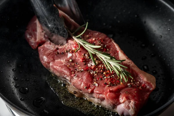 Zavřít Pohled Čerstvé Hovězí Steak Vaření Kořením Rozmarýnem Větvička Pánvi — Stock fotografie