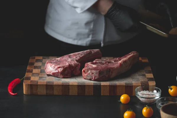 Close View Chef Preparing Pork Spices Wooden Board — Stock Photo, Image