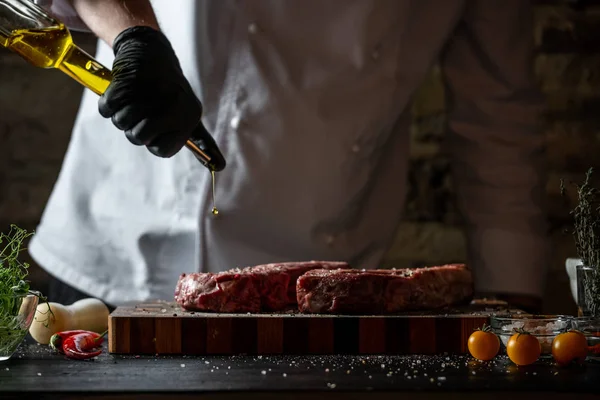 Man Preparing Pork Ribs Salt Pepper Olive Oil Wooden Board — Stock Photo, Image