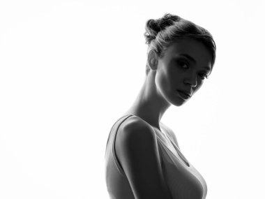 Doğal makyaj parlak ışık beyaz arka plan üzerinde karşı poz olan kadın