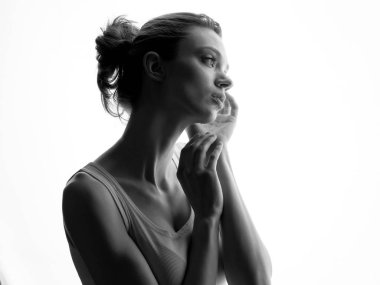 Doğal makyaj parlak ışık beyaz arka plan üzerinde karşı poz olan kadın