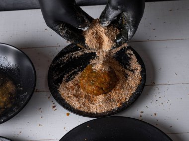 Erkek el Doğu falafel pişirme görünümü Kapat 