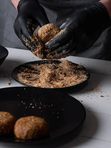 Férfi Kezében Keleti Falafel Főzés Nézet Bezárása — Stock Fotó