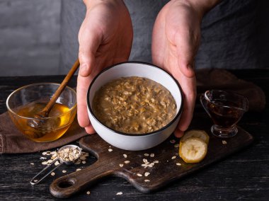 Tabak taze pişmiş yulaf ezmesi bal tutan adam 