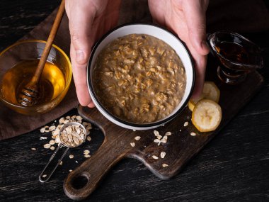 Tabak taze pişmiş yulaf ezmesi bal tutan adam 