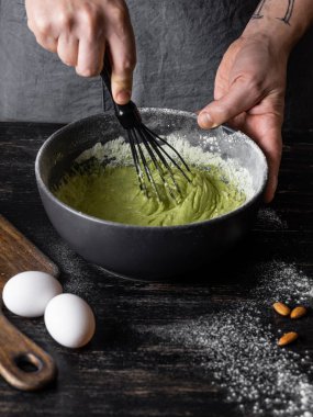 Hamur krep için matcha tozu ile karıştırma adam görünümü Kapat 