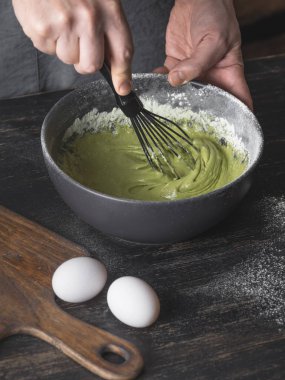 Hamur krep için matcha tozu ile karıştırma adam görünümü Kapat 